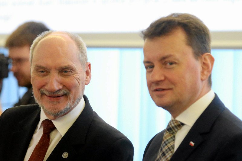 Macierewicz z Błaszczakiem po cichu zawierają porozumienie. Ten pomysł na współpracę niektórym zapachniał PRL-em.