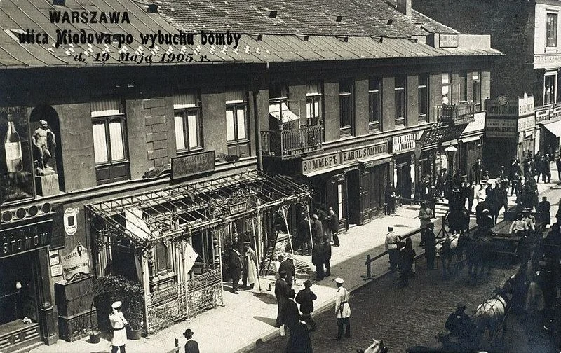 Ulica Miodowa w Warszawie 19 maja 1905 r., tuż po wybuchu bomby rzuconej przez bojowca PPS Tadeusza Dzierzbickiego.