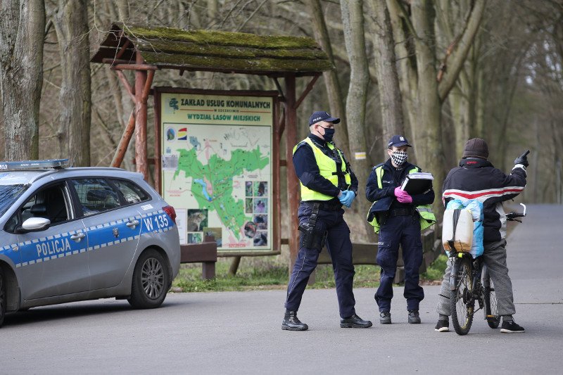 Do 11 kwietnia obowiązuje zakaz wchodzenia do lasu. Policja patroluje wjazdy do lasów.