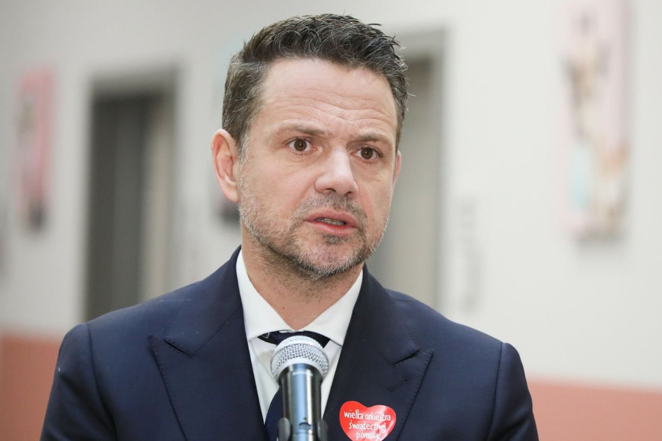 Na konferencji prasowej doszło do spięcia. Trzaskowski pomylił dziennikarza i "ucieka" przed pytaniami.