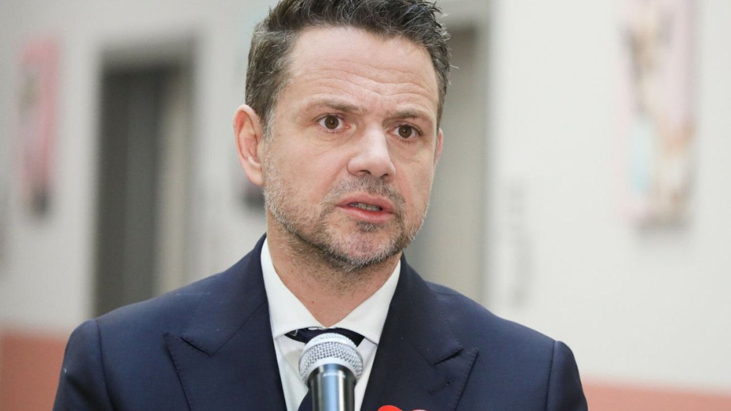 Na konferencji prasowej doszło do spięcia. Trzaskowski pomylił dziennikarza i "ucieka" przed pytaniami.
