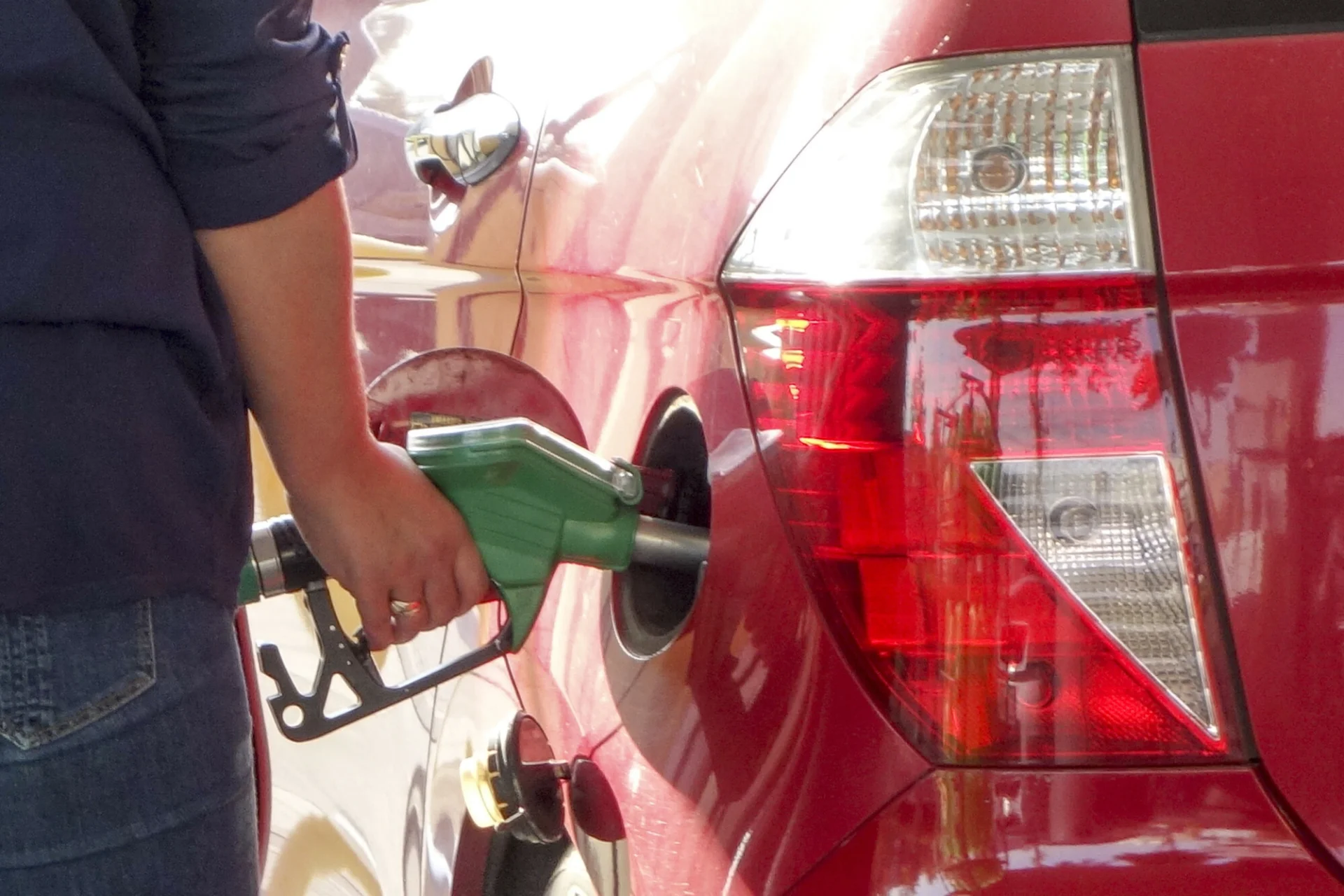 Moya w weekend 9-11 maja ma tańsze paliwo o 30 groszy. Trzeba podać kod rabatowy Promocja na benzynę, diesla i LPG. Lista stacji Moya z tańszym paliwem