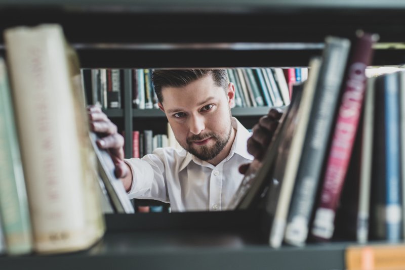 Remigiusz Mróz, z wykształcenia prawnik, to jeden z najpoczytniejszych polskich współczesnych pisarzy. We wrześniu 2019 roku do księgarni trafiła jego najnowsza książka - "Wyrok"