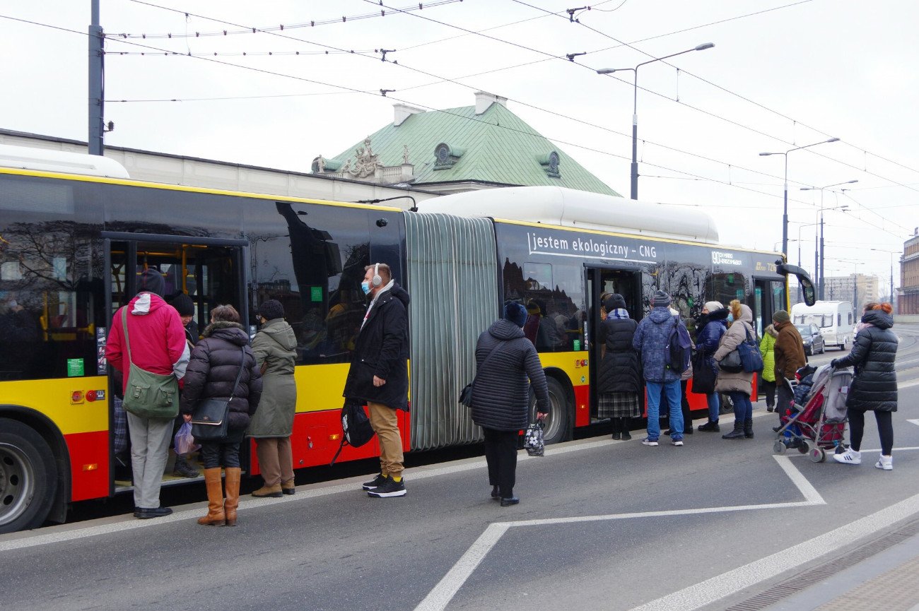 Od dziś nie trzeba już zakładać maseczki w sklepie czy w autobusie. Jednak eksperci radzą, aby z maseczek nie rezygnować, szczególnie wtedy, gdy jest tłoczno.