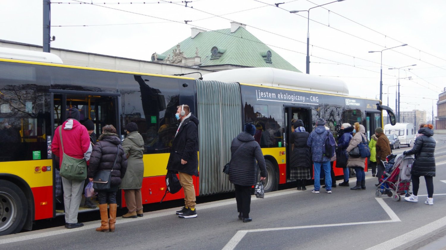 Od dziś nie trzeba już zakładać maseczki w sklepie czy w autobusie. Jednak eksperci radzą, aby z maseczek nie rezygnować, szczególnie wtedy, gdy jest tłoczno.