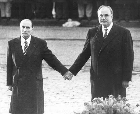 François Mitterrand i Helmut Kohl podczas obchodów rocznicowych bitwy pod Verdun w roku 1984.