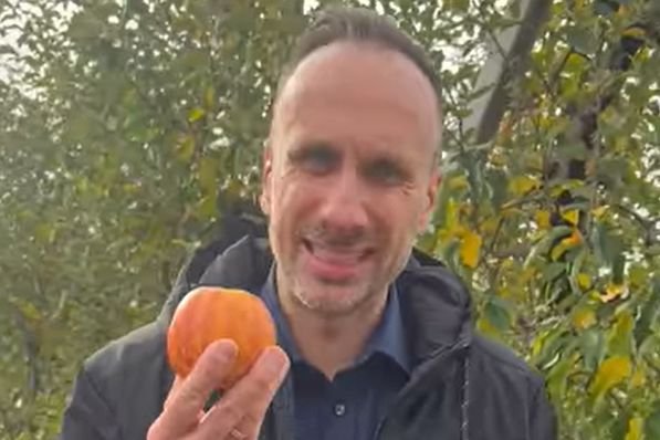 Wiceminister Janusz Kowalski z Solidarnej Polski uważa, że Polacy powinni jeść jabłka deserowe. Zaapelował do polskich konsumentów, by właśnie takich jabłek szukali w sklepach.