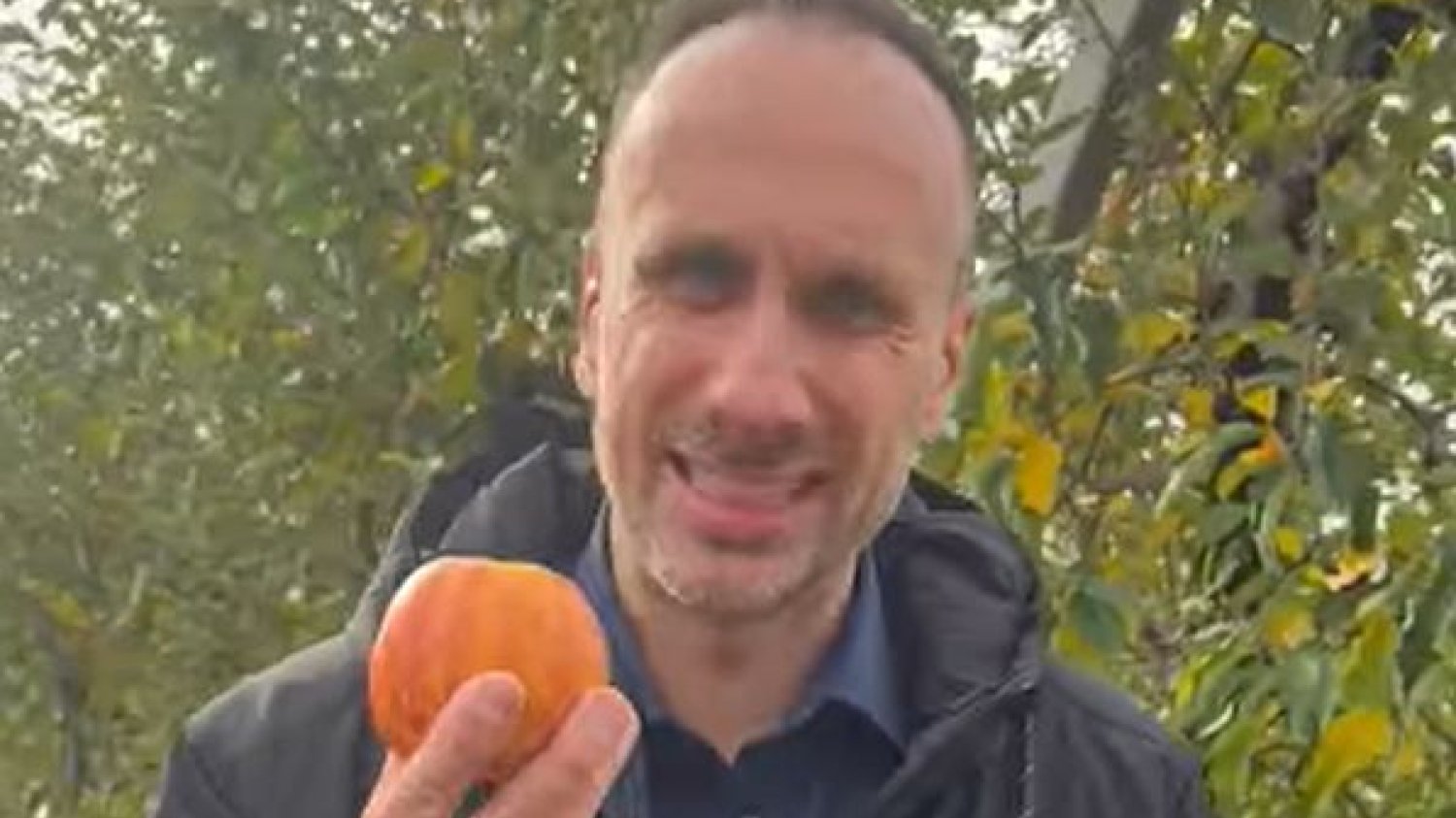 Wiceminister Janusz Kowalski z Solidarnej Polski uważa, że Polacy powinni jeść jabłka deserowe. Zaapelował do polskich konsumentów, by właśnie takich jabłek szukali w sklepach.