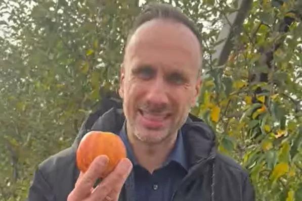 Wiceminister Janusz Kowalski z Solidarnej Polski uważa, że Polacy powinni jeść jabłka deserowe. Zaapelował do polskich konsumentów, by właśnie takich jabłek szukali w sklepach.