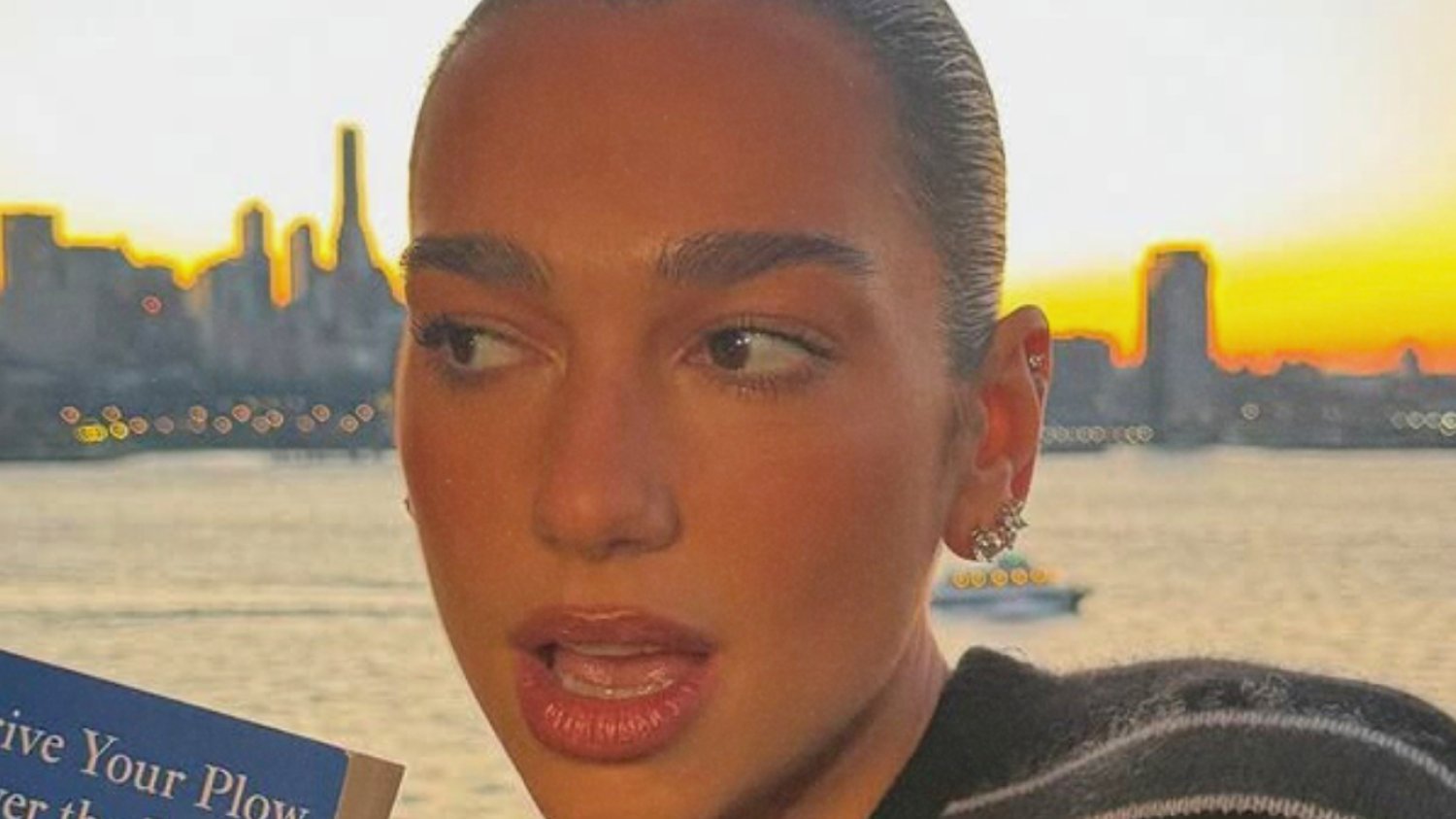 Dua Lipa z książką Olgi Tokarczuk