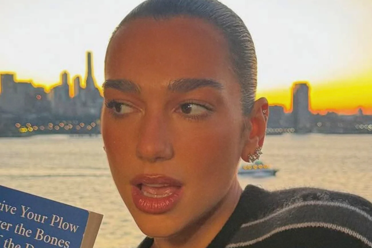 Dua Lipa z książką Olgi Tokarczuk