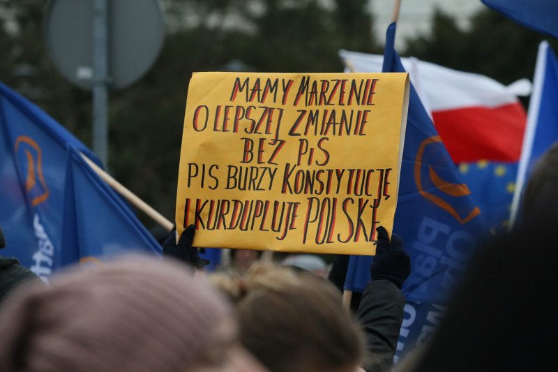 Nowy sondaż CBOS pokazuje, co Polacy myślą o PiS i opozycyjnym proteście.