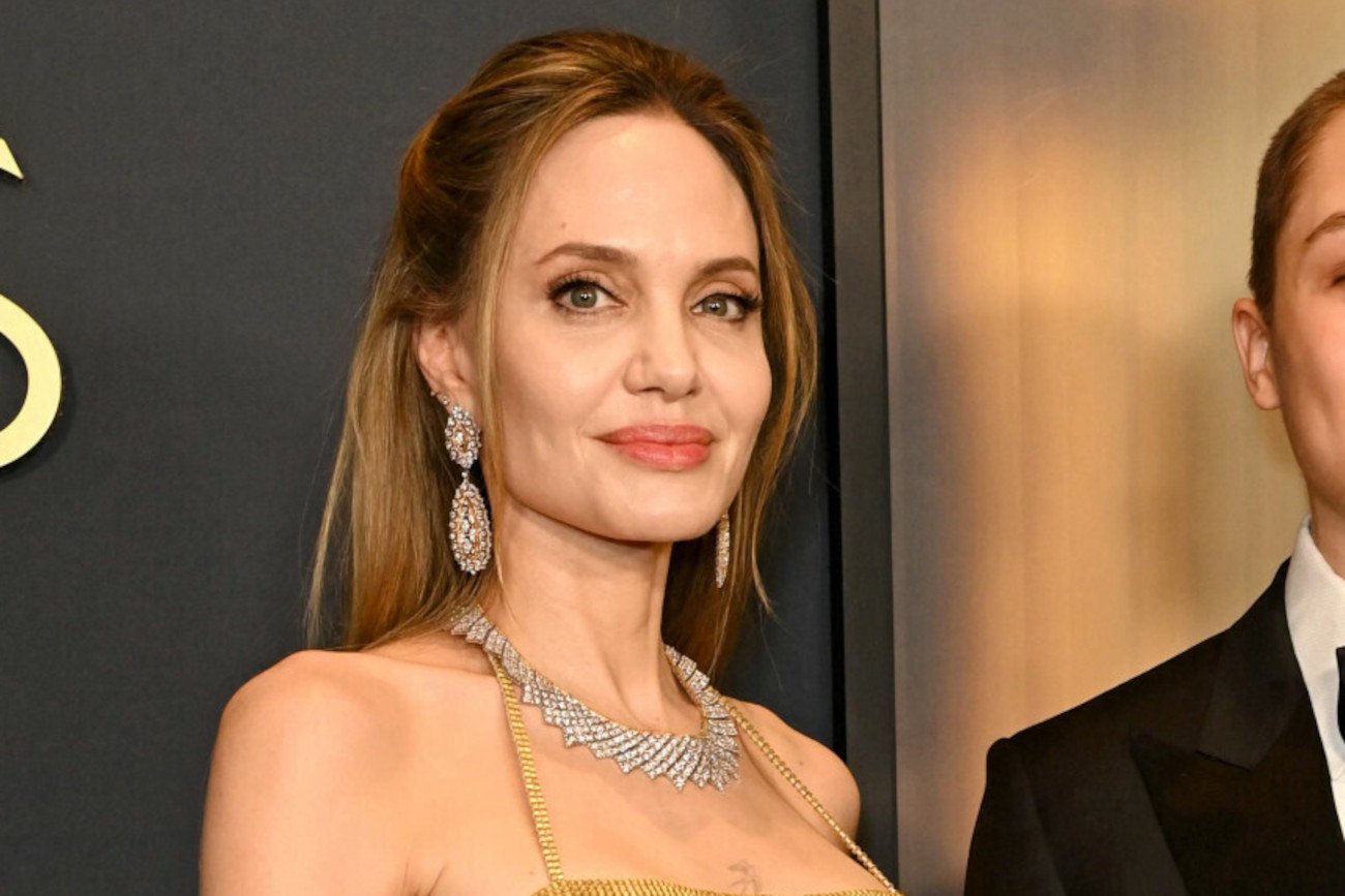 Angelina Jolie na gali z synem 16-letnim Knoxem. Angelina Jolie z synem na czerwonym wydanie. Podobieństwo Knoxa do ojca Brada Pitta jest uderzające.
