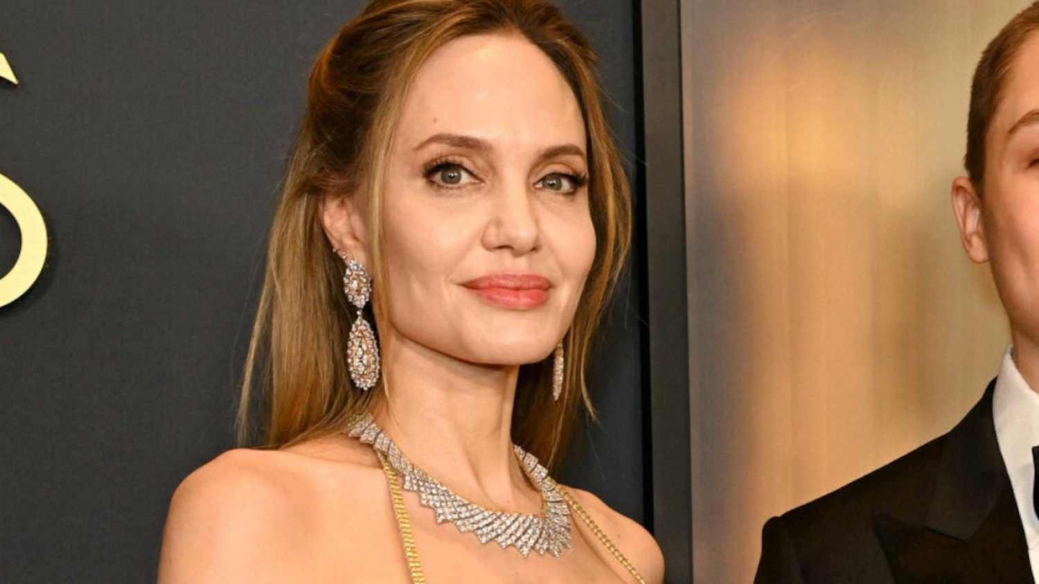 Angelina Jolie na gali z synem 16-letnim Knoxem. Angelina Jolie z synem na czerwonym wydanie. Podobieństwo Knoxa do ojca Brada Pitta jest uderzające.
