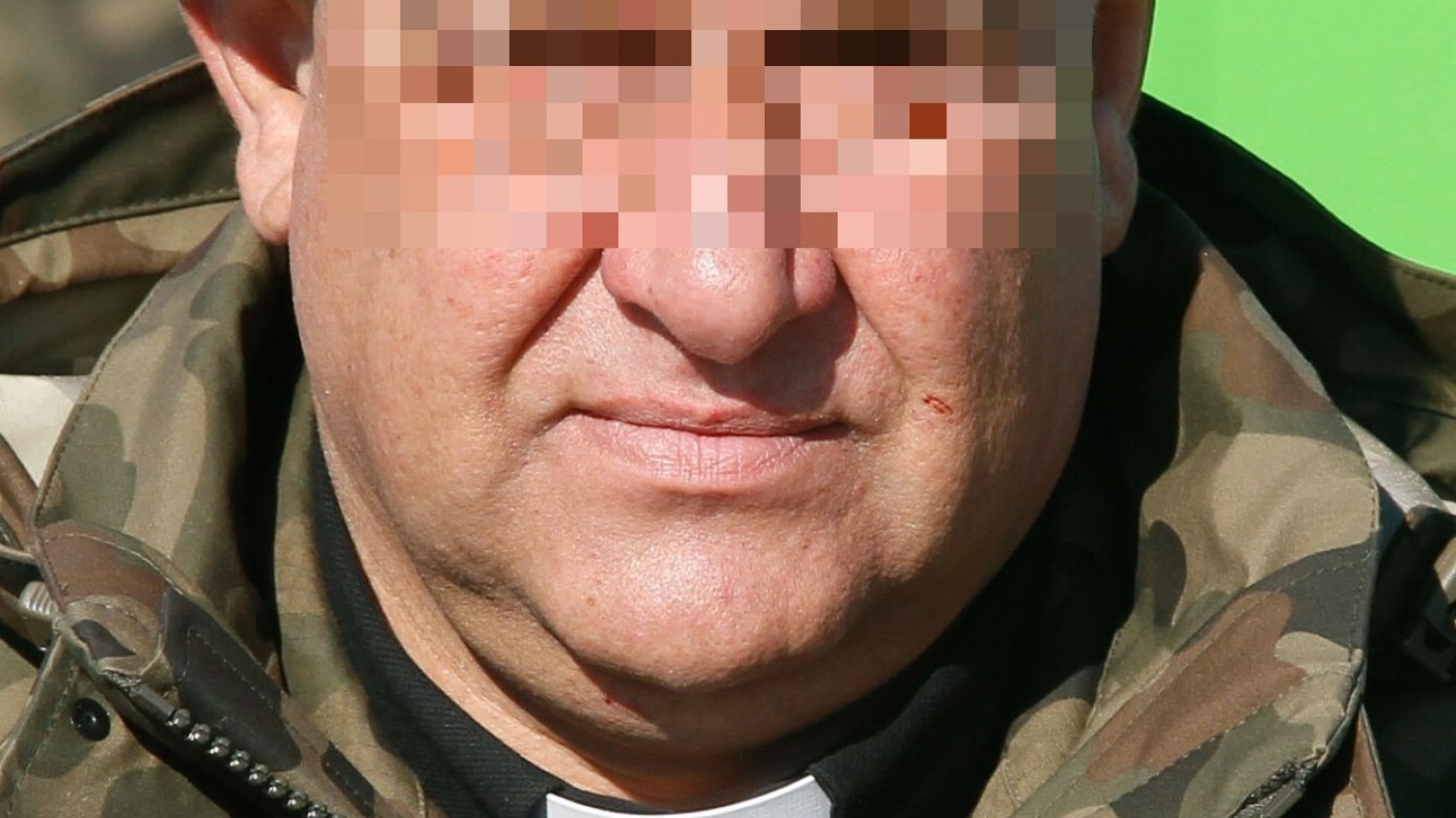 CBA zatrzymało księdza-generała. W tle afera z działkami Morawieckiego