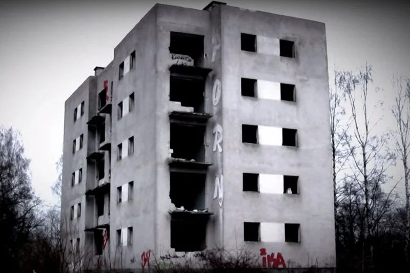 Kłomino jest pełne opuszczonych, sypiących się budynków, W tym obumarłym miejscu pewnie nikt nie chciałby się znaleźć samotnie nocą.