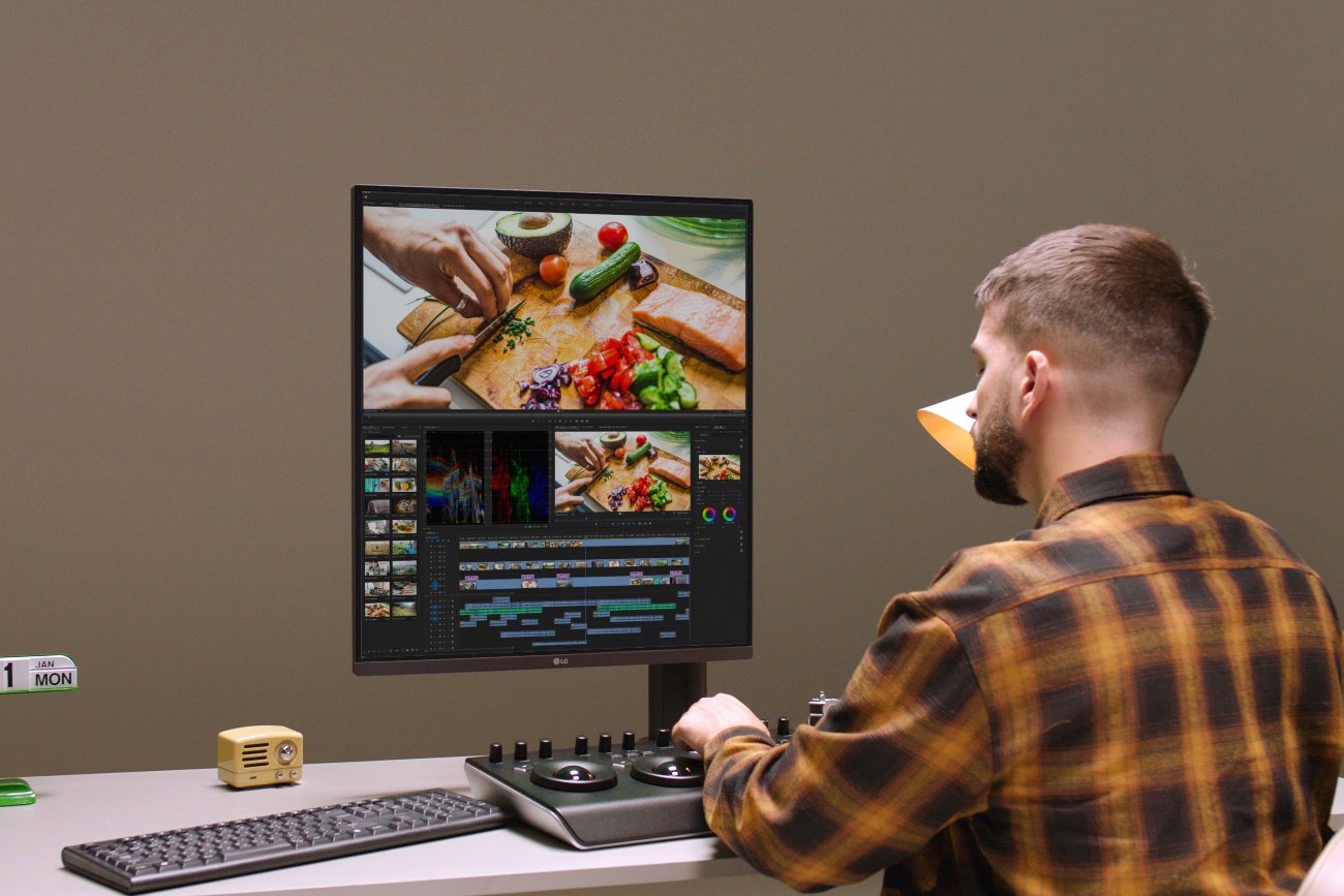 Na przykładzie 27,6-calowego monitora LG DualUp o proporcjach 16:18 w rozdzielczości SDQHD 2560 x 2880 wskazujemy korzyści z pracy na kwadratowym modelu z podwójnym ekranem