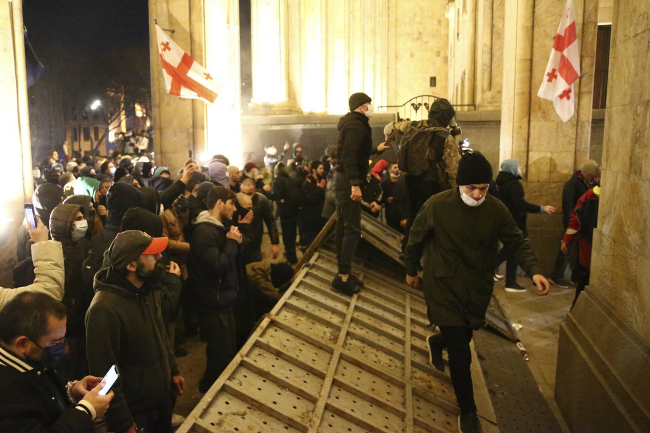 Władze Gruzji użyły gazu łzawiącego i armatek wodnych przed budynkiem parlamentu w stolicy kraju Tbilisi