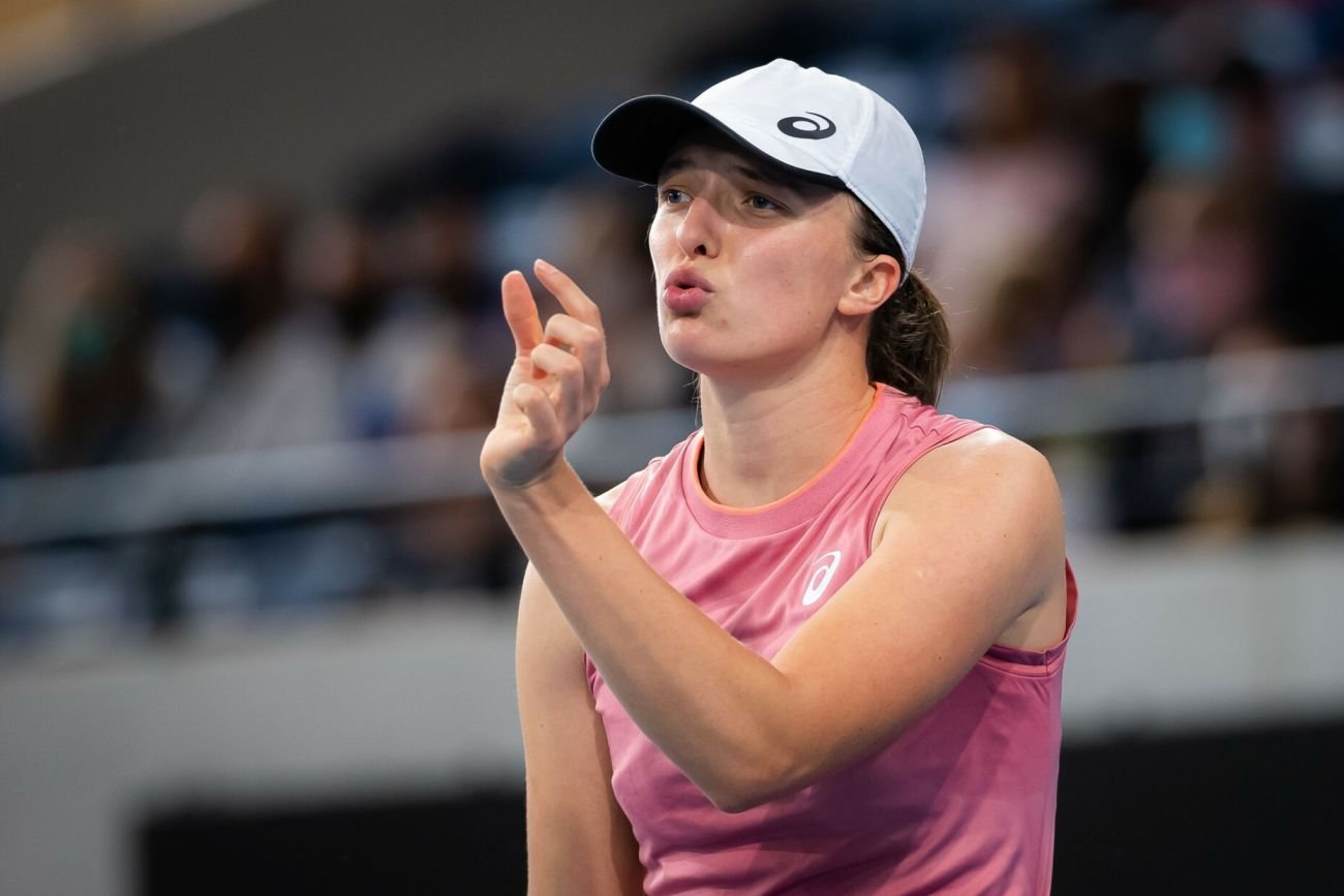 Niegroźny ból żeber sprawił, że Iga Świątek wycofała się z turnieju WTA w Sydney