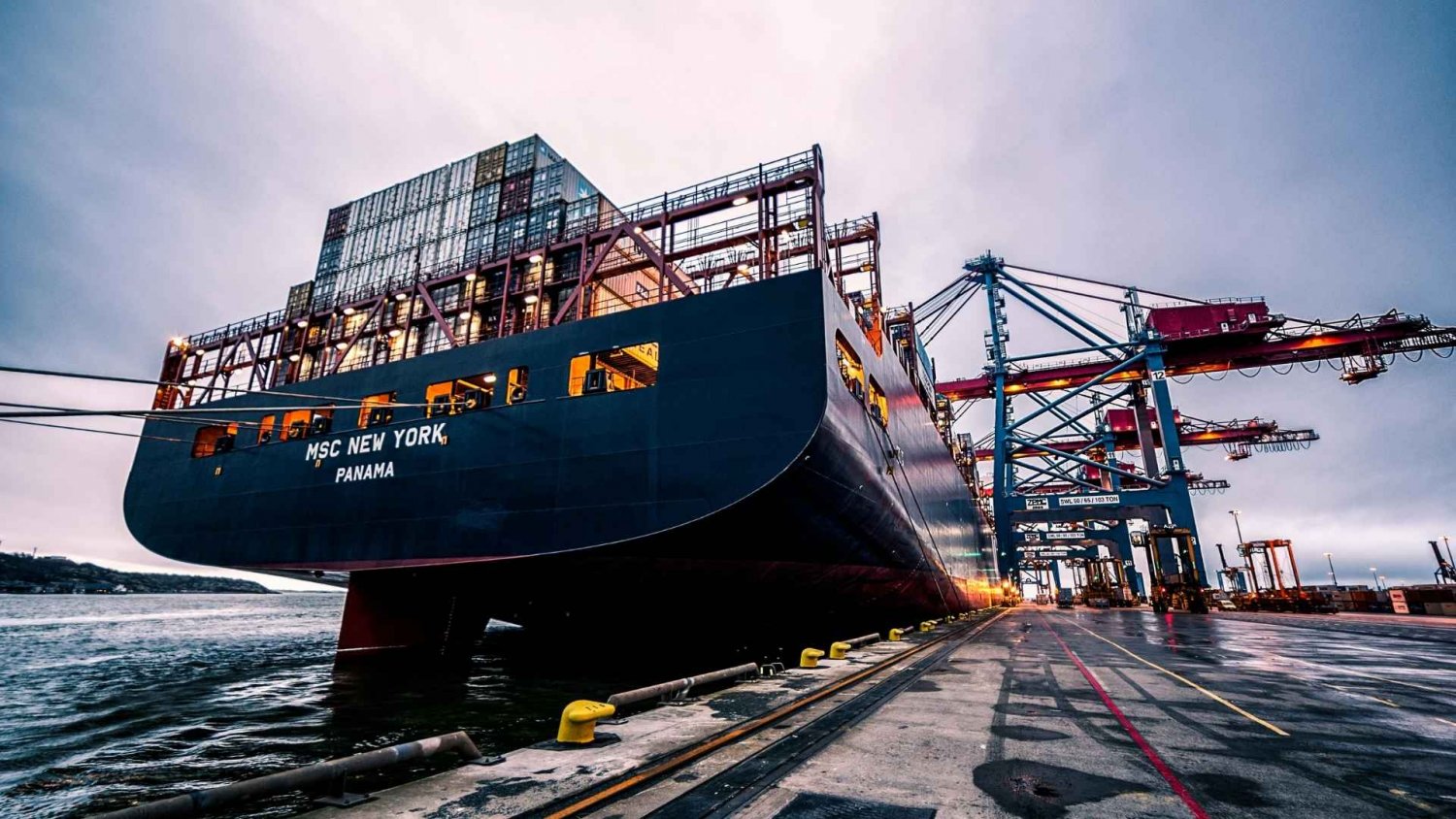 Logistyka na Bliskim Wschodzie leży. Towar czeka, firmy dopisują "opłatę wojenną"