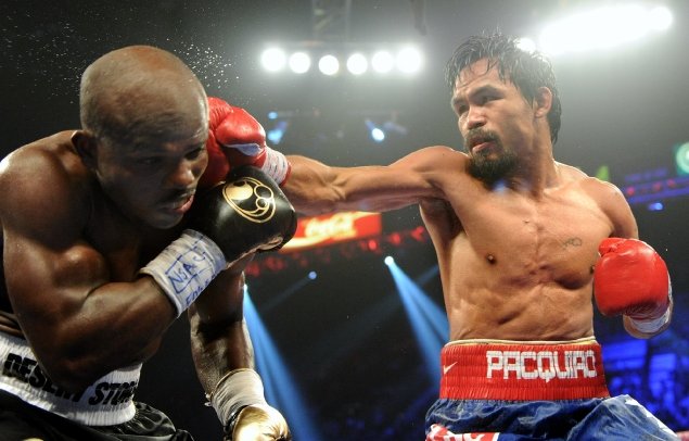 Manny Pacquiao (z prawej) w walce z Timothy Bradleyem.