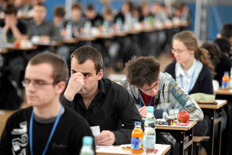 Szkoły chcą, aby jak największa liczba uczniów startowała w olimpiadach. Na zdjęciu uczniowie podczas Olimpiady Matematycznej w LO im. Jana Śniadeckiego w Kielcach.