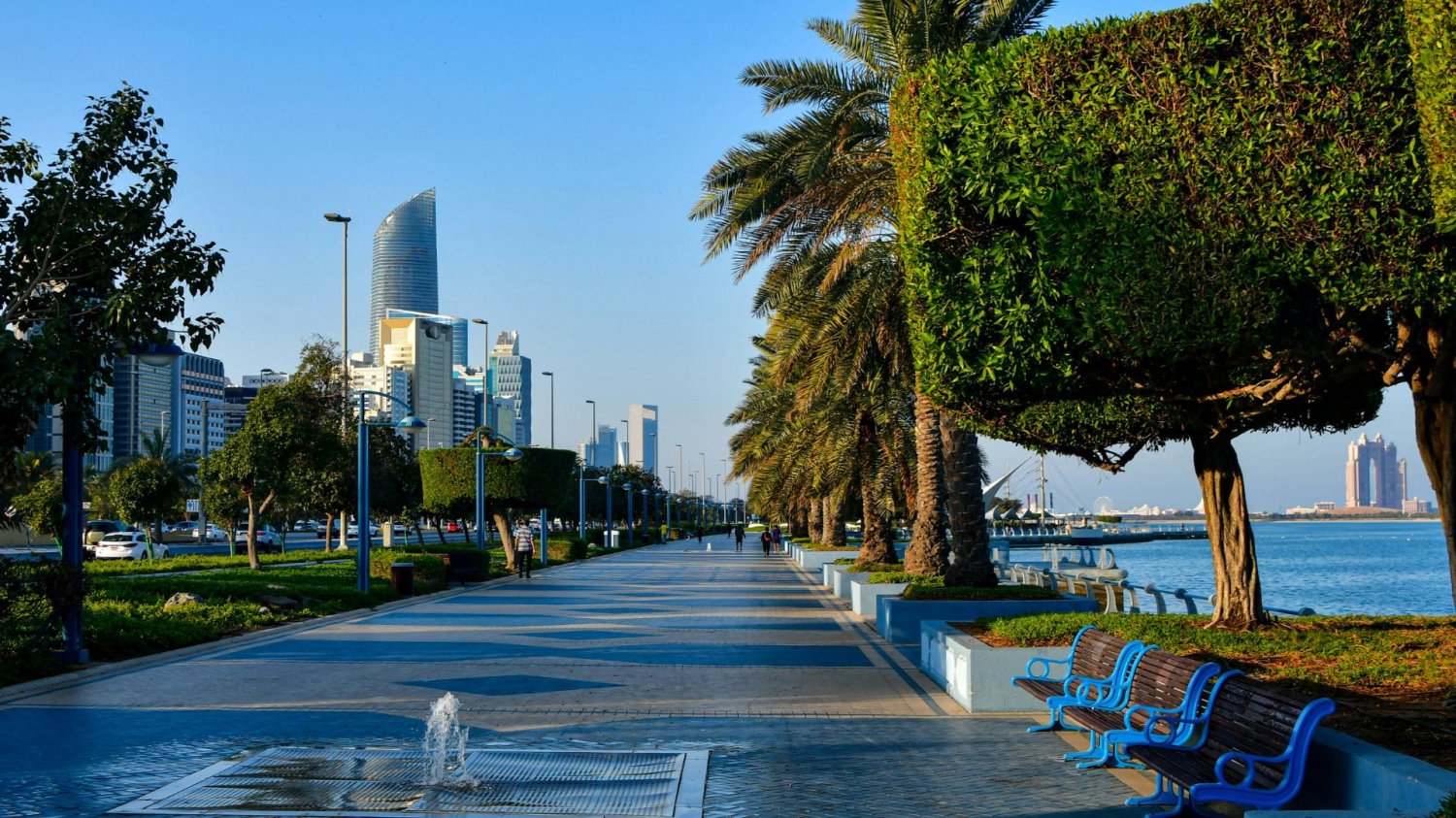 Abu Dhabi zazwyczaj przyciaga wielu turystów. Jednak przez napięcia na Bliskim Wschodzie wiele linii lotniczych odwołuje tam loty
