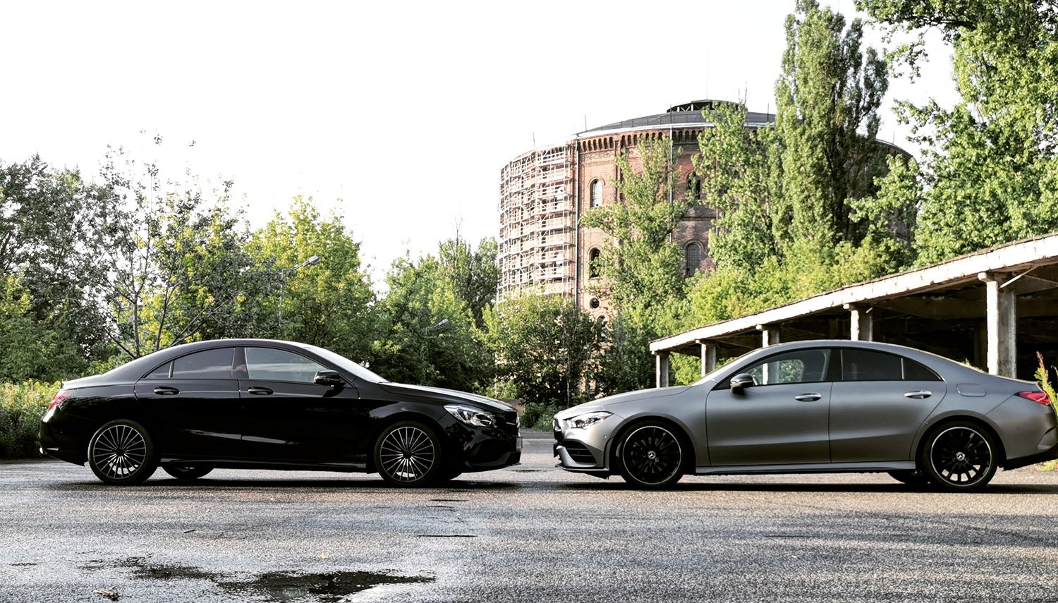 Z lewej stara generacja Mercedesa CLA 220 4matic, z prawej nowa.