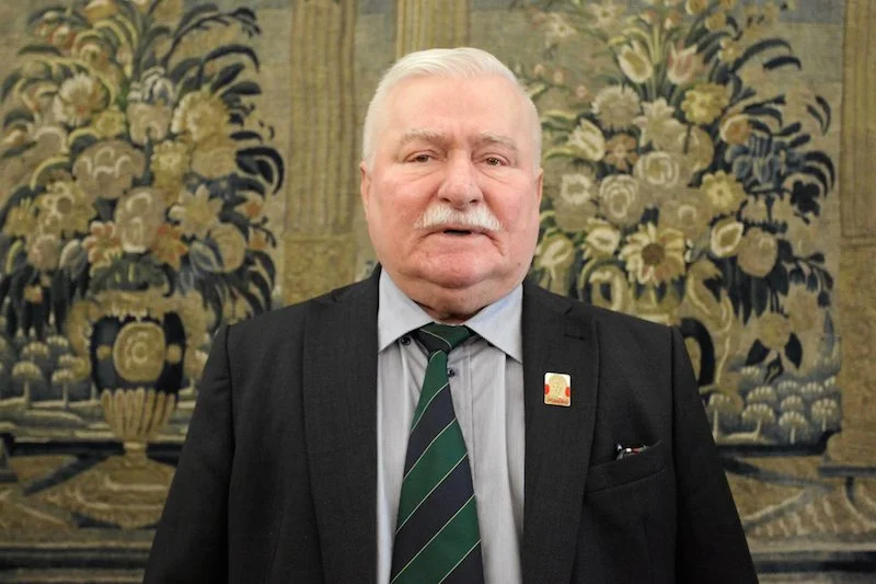 Sprzecznymi wypowiedziami Lech Wałęsa nie poprawia swojej sytuacji.