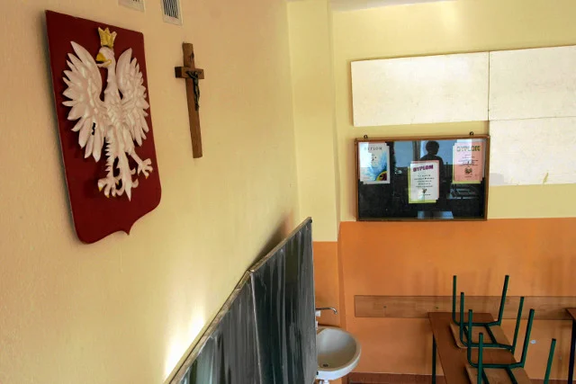 Wystarczy rzut oka na typową salę lekcyjną, żeby nie mieć złudzeń co do stopnia świeckości szkół.