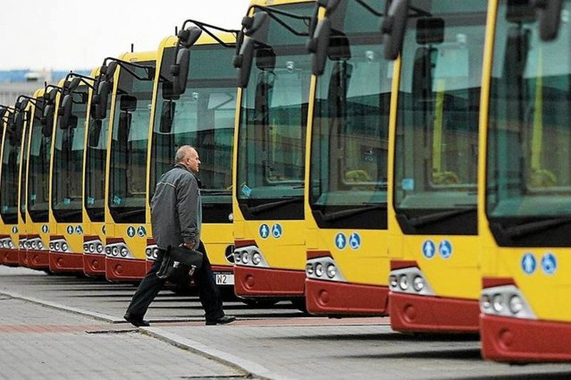 Kierowca zatrzymał autobus aby zagrać w loterii. W dalsza trasę pojechał jako bogaty.