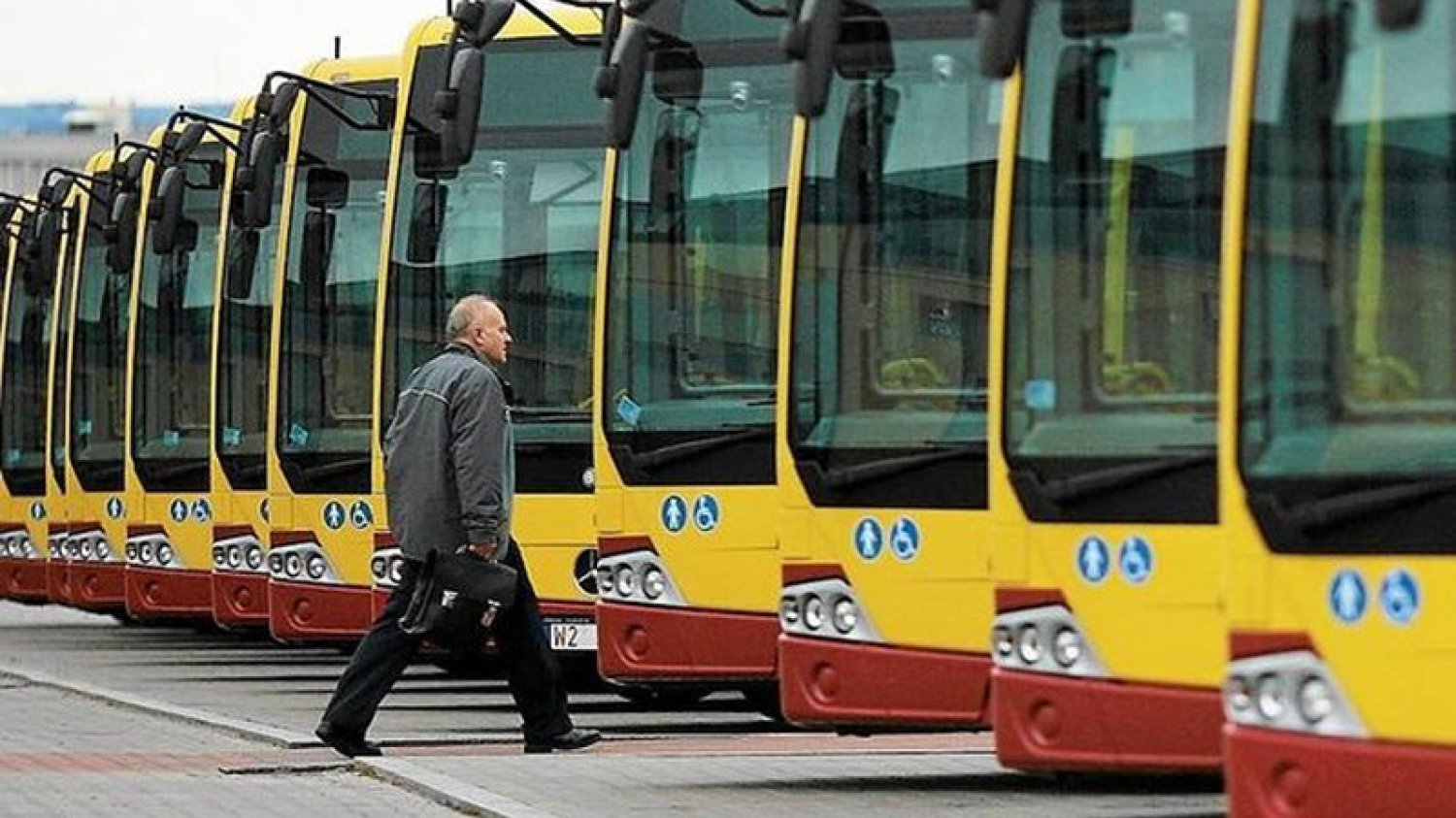 Kierowca zatrzymał autobus aby zagrać w loterii. W dalsza trasę pojechał jako bogaty.