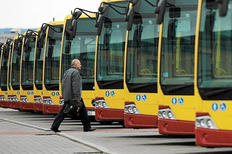 Kierowca zatrzymał autobus aby zagrać w loterii. W dalsza trasę pojechał jako bogaty.