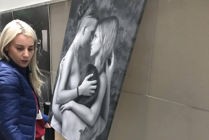 Cenzura na Uniwersytecie w Białymstoku? Wystawa zdjęć przytulających się par musiała zniknąć z uczelnianych ścian.