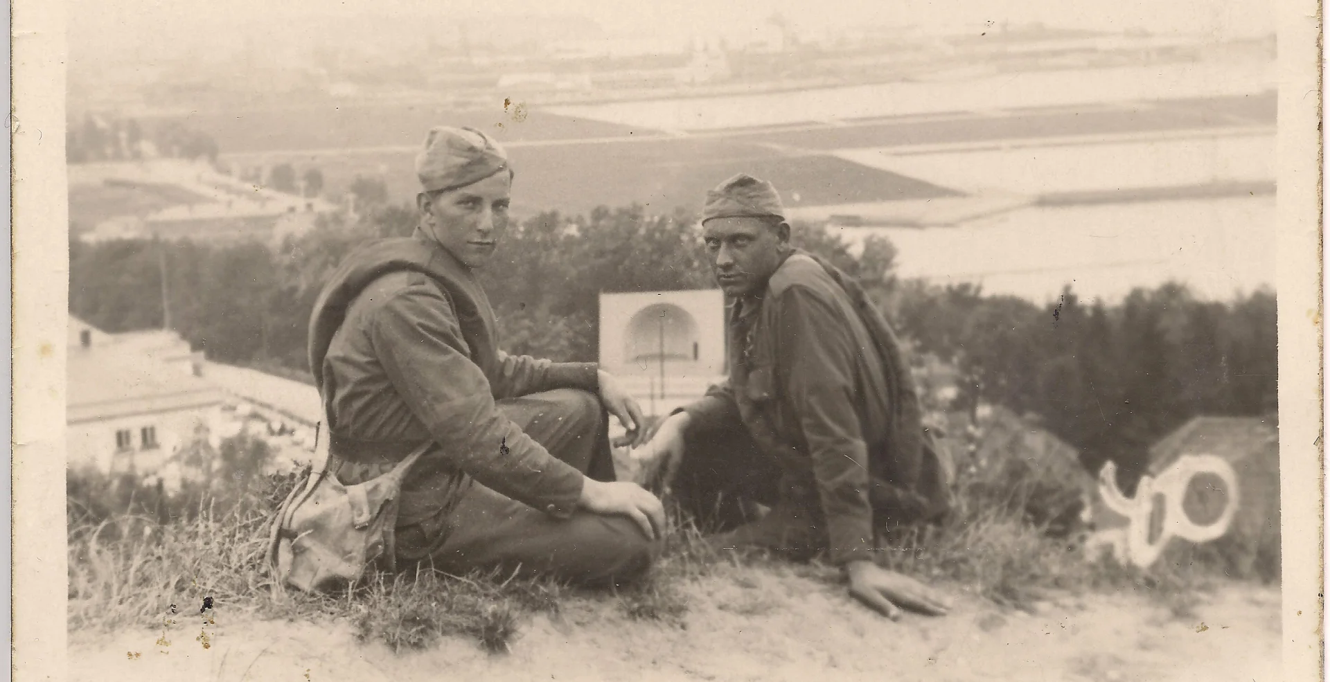 Leon Król leży po lewej, Gdynia 1936 r.