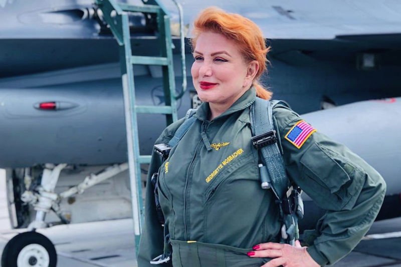 Georgette Mosbacher podczas wizyty w bazie pilotów. Musiała założyć specjalny kombinezon.