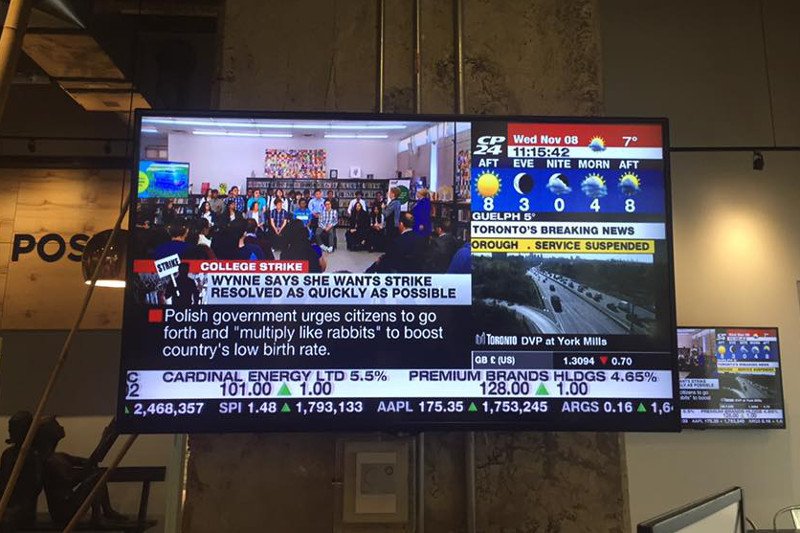 Informacja o "króliczej" kampanii rządu PiS na rzecz zwiększenia dzietności już dotarła do Kanady. Oto zdjęcie, które Joanna Gierak-Onoszko z "Polityki" zrobiła w siedzibie prestiżowej gazety "National Post".