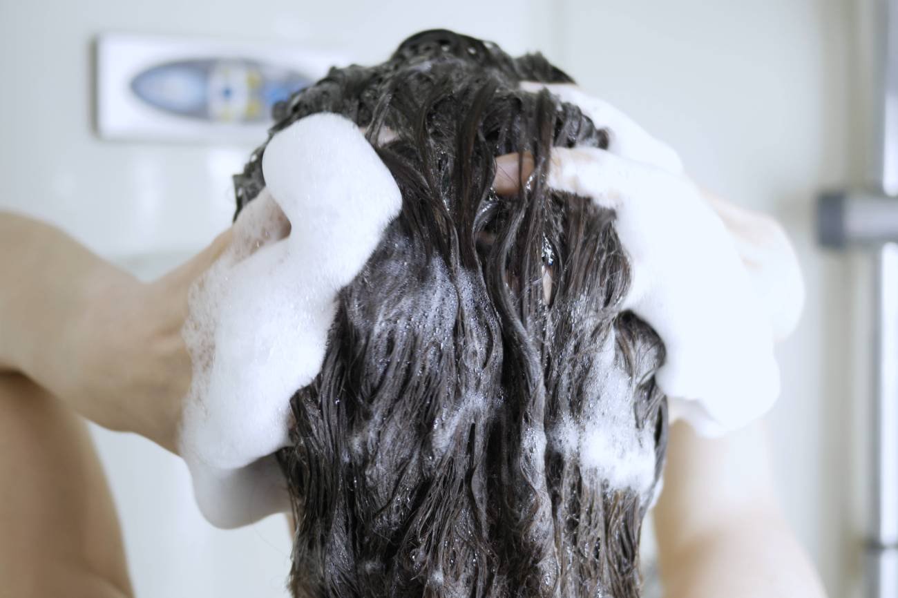 Czy myć włosy codziennie? 5 sposobów, by nie przetłuszczały się szybko