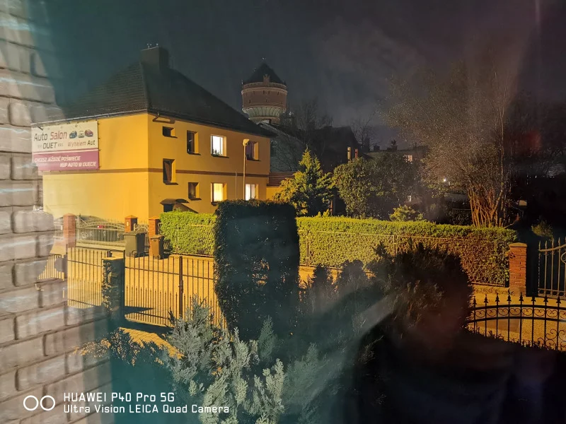 P40 Pro posiada też opcję niwelowania odbić w przypadku zdjęć, które robimy przez szybę. To zdjęcie przed...