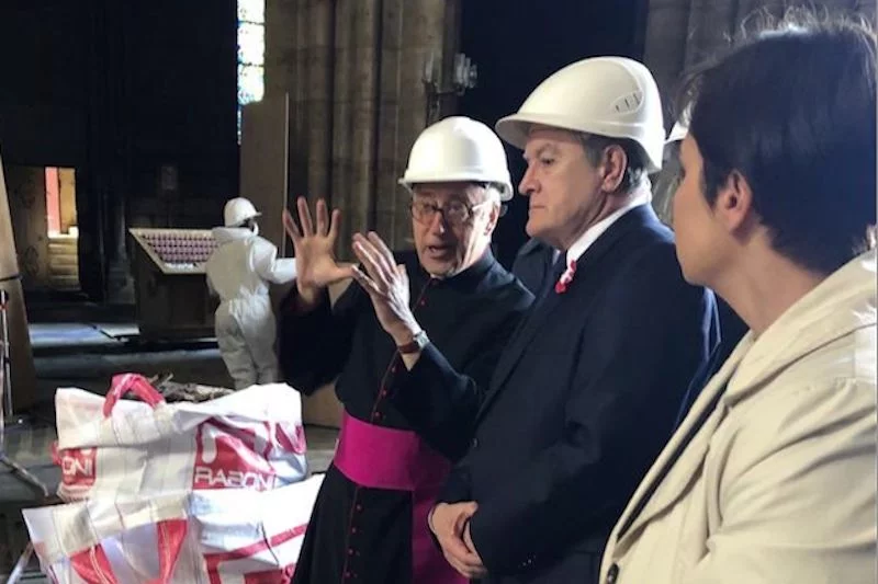 Piotr Gliński podczas wizyty w Paryżu oglądał wnętrze katedry Notre Dame.