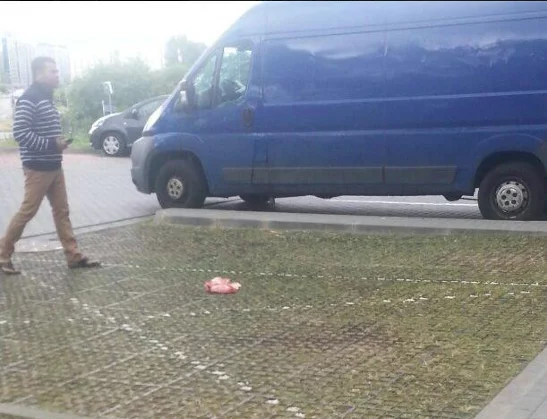 Świńskie mięso podrzucono na parkingu i wewnątrz meczetu