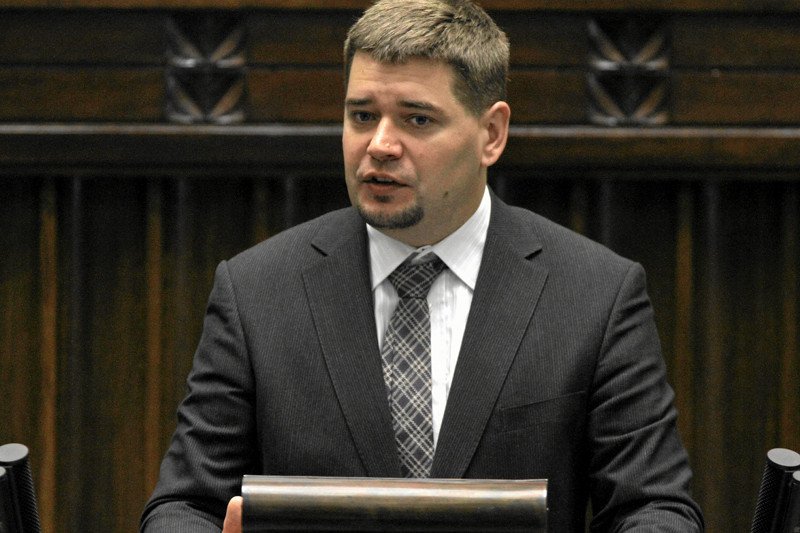 Wiceminister Michał Królikowski poparł pomysł, by prawnicy przysięgali "Tak mi dopomóż Bóg"