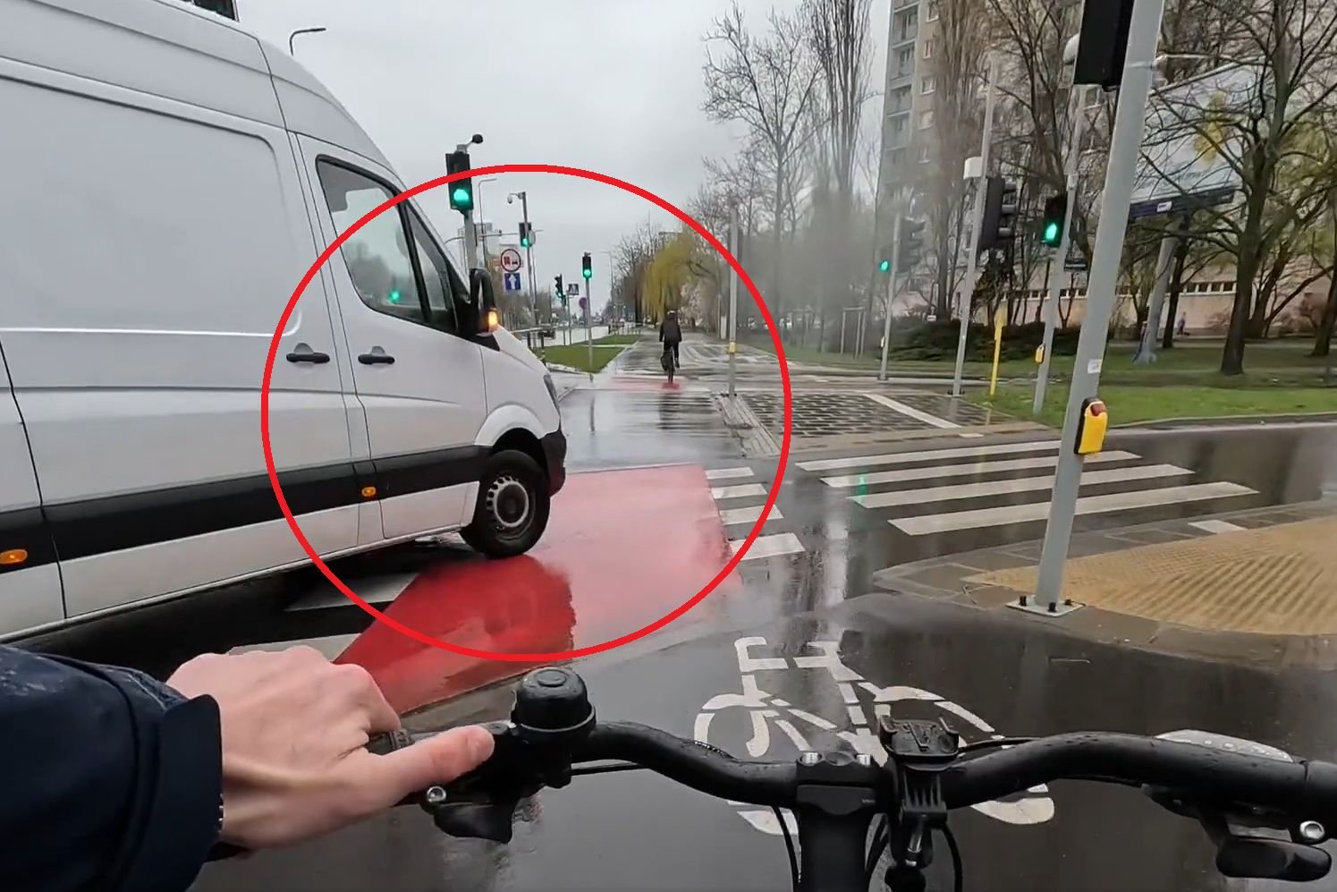 Kto ma pierwszeństwo, rowerzysta czy kierowca busa? To nagranie podzieliło komentujących