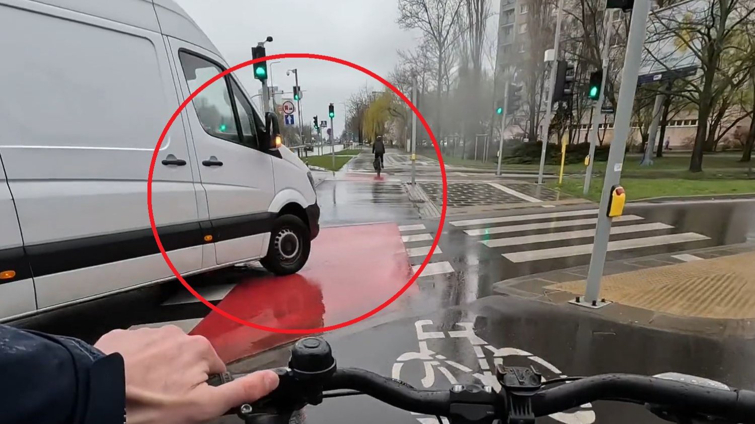 Kto ma pierwszeństwo, rowerzysta czy kierowca busa? To nagranie podzieliło komentujących