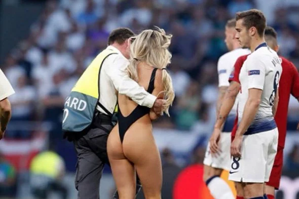 Kinsey Wolanski wbiegła na boisko w finale Liverpool-Tottenham.