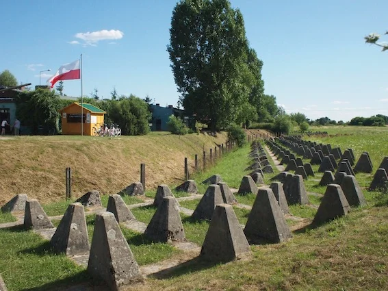 Zabezpieczenia przeciwczołgowe nazywane smoczymi zębami.