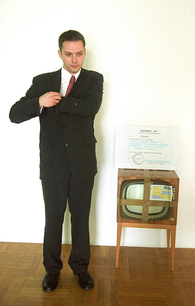 Zdjęcie z 2001 r. Radny AWS z Białegostoku Jacek Żalek zorganizował happening z wysyłką gomułkowskiego telewizora ówczesnemu premierowi Leszkowi Millerowi. Był to protest przeciwko - jak to określał - zawładnięciu TVP przez SLD.