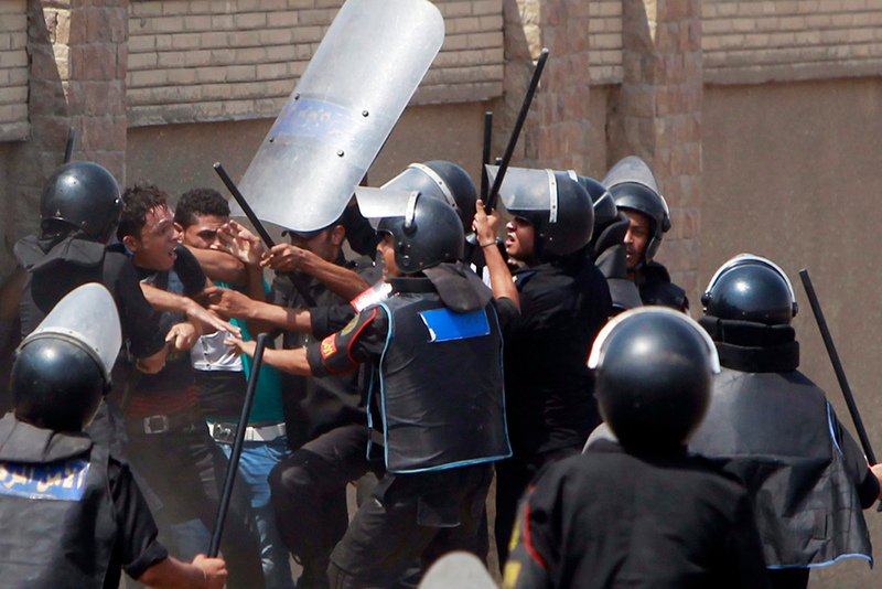 W zamieszkach w Kairze zginęło co najmniej 250 osób, ale liczba rośnie. Na zdjęciu akcja policji jeszcze z czasów Mubaraka.