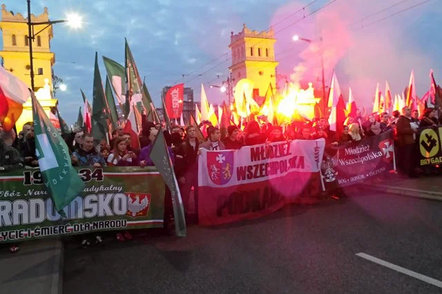 W marszu ponoć szli patrioci, a dewastacją zajmowali się prowokatorzy.