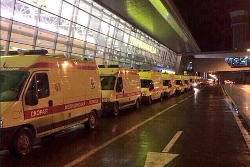 Karetki na lotnisku w Kazaniu, gdzie Boeing 737 miał wypadek